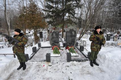 Могила лейтенанта, сотрудника спецподразделения `Альфа` Виктора Шатских, погибшего 13 января 1991 года в Вильнюсе . Награждён орденом Красного Знамени (посмертно).