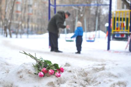 Двор дома, в котором жила радиоведущая КП Ирина Кабанова.
Ириана Кабанова была убита своим мужем Алексеем Кабановым 03 января 2013 года.