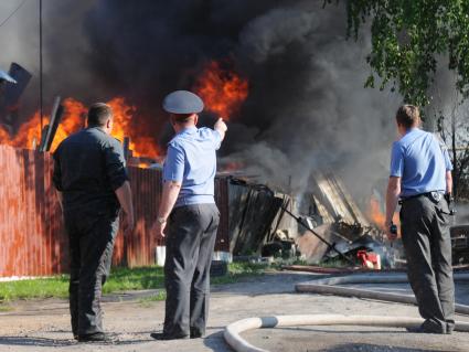 Пожар в частном секторе Новосибирска, взорвались газовые баллоны в горящем доме.