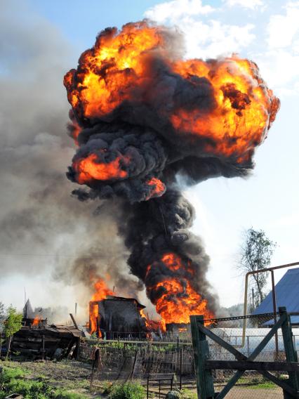 Пожар в частном секторе Новосибирска, взорвались газовые баллоны в горящем доме.