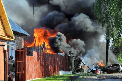 Пожар в частном секторе Новосибирска, взорвались газовые баллоны в горящем доме.
