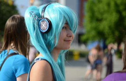 Девушка с голубыми волосами.