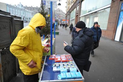 Тверская улица. На снимке: уличная продажа бритвенных станков.