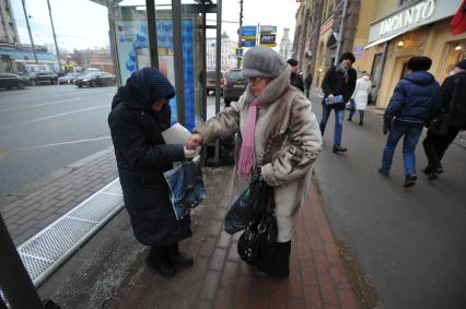 Тверская улица. На снимке: пожилая женщина просит милостыню.