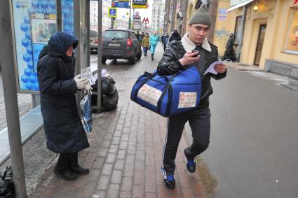 Тверская улица. На снимке: пожилая женщина просит милостыню.