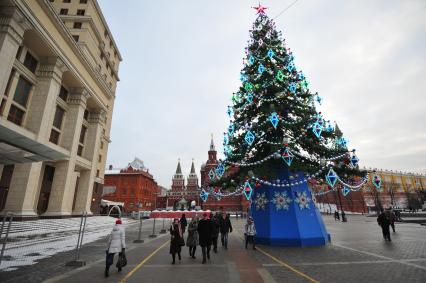 Манежная площадь. На снимке: новогодняя елка у здания гостиницы `Москва`.