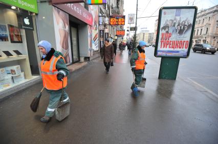 Тверская улица. Сотрудницы коммунальных служб города убирают мусор на улице.