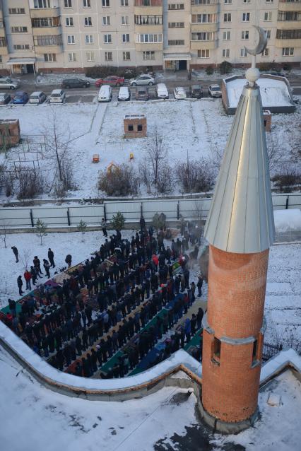 Праздник Курбан-Байрам в Новосибирске. На снимке: мусульмане на улице около мечети.