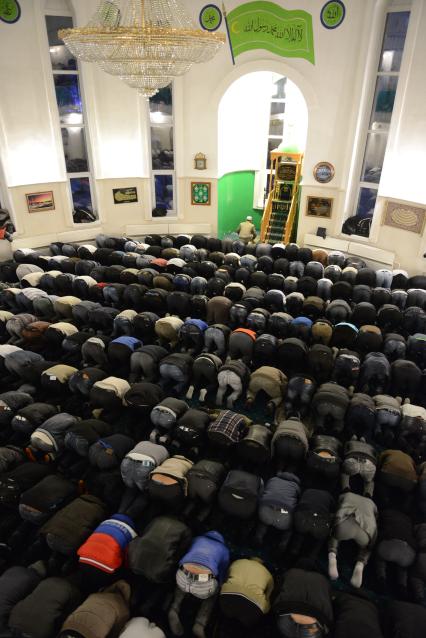 Праздник Курбан-Байрам в Новосибирске. На снимке: мусульмане в мечети.