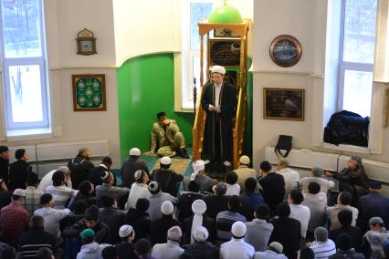 Праздник Курбан-Байрам в Новосибирске. На снимке: мусульмане в мечети.