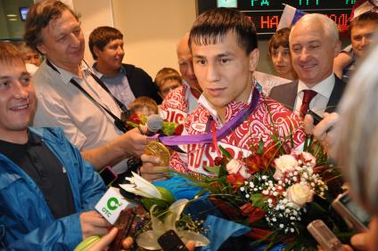 В Новосибирске встретили Романа Власова - Олимпийского чемпиона по греко-римской борьбе.