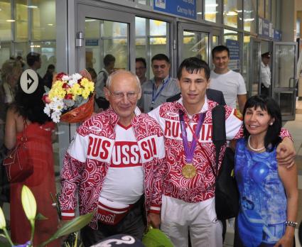 В Новосибирске встретили Романа Власова - Олимпийского чемпиона по греко-римской борьбе.