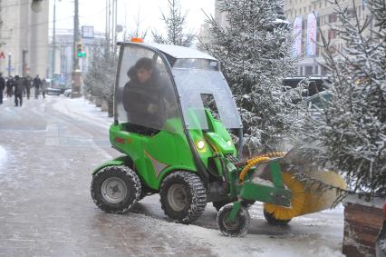 Чистка снега на улице города.