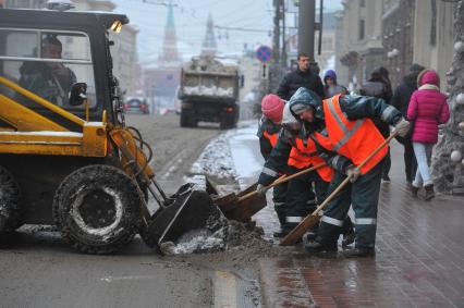 Тверская ул.. Чистка снега на улице города.