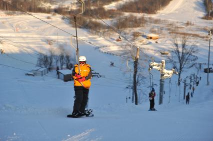 Спортивно-развлекательный парк `Яхрома`. На снимке: сноубордист на подъемнике.