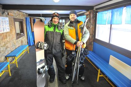 Спортивно-развлекательный парк `Яхрома`. На снимке: сноубордист и горнолыжник.