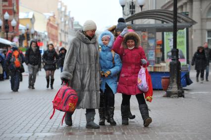 Женщина с детьми школьного возраста.