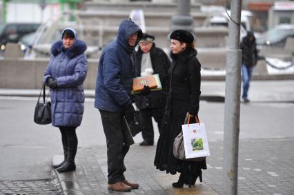 Мужчина продает книги прохожим.