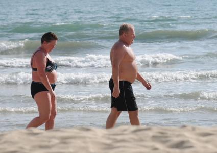 Мужчина и женщина на морском пляже.