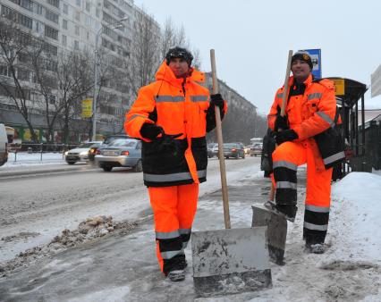 Северный округ. На снимки: дворники убирают снег.