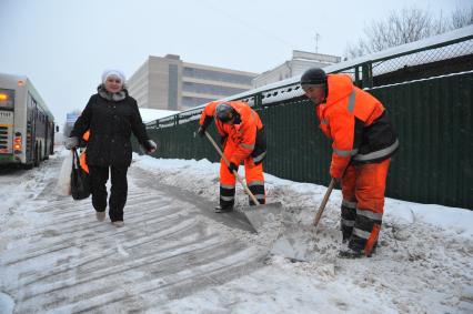 Северный округ. На снимки: дворники убирают снег.