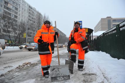 Северный округ. На снимки: дворники убирают снег.