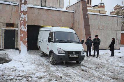 Морг Боткинской больницы. На снимке: автомобиль с телом убитого криминального авторитета Аслана Усояна (Дед Хасан). Аслан Усоян был застрелен 16 января 2013 года на Поварской улице.