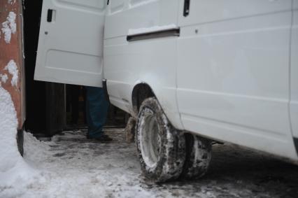 Морг Боткинской больницы. На снимке: автомобиль с телом убитого криминального авторитета Аслана Усояна (Дед Хасан). Аслан Усоян был застрелен 16 января 2013 года на Поварской улице.