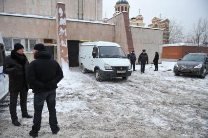 Морг Боткинской больницы. На снимке: автомобиль с телом  убитого криминального авторитета Аслана Усояна (Дед Хасан). Аслан Усоян был застрелен 16 января 2013 года на Поварской улице.