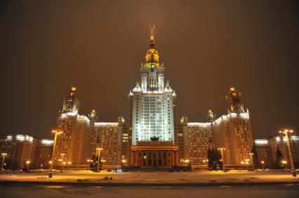 Виды Москвы. На снимке: здание МГУ.