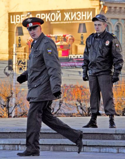 Полицейские на фоне банера: `ЦВЕТА ЯРКОЙ ЖИЗНИ`.