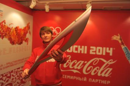 Центр фотографии имени братьев Люмьер. Выставка `Coca-Cola. Пронеси Олимпийский Огонь. Вливайся!`. Открытие. На снимке: факел Олимпийских Игр 2014 в Сочи(Россия).