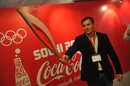 Центр фотографии имени братьев Люмьер. Выставка `Coca-Cola. Пронеси Олимпийский Огонь. Вливайся!`. Открытие. На снимке: факел Олимпийских Игр 2014 в Сочи(Россия).