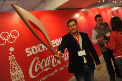 Центр фотографии имени братьев Люмьер. Выставка `Coca-Cola. Пронеси Олимпийский Огонь. Вливайся!`. Открытие. На снимке: факел Олимпийских Игр 2014 в Сочи(Россия).