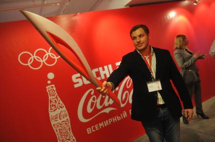 Центр фотографии имени братьев Люмьер. Выставка `Coca-Cola. Пронеси Олимпийский Огонь. Вливайся!`. Открытие. На снимке: факел Олимпийских Игр 2014 в Сочи(Россия).