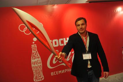 Центр фотографии имени братьев Люмьер. Выставка `Coca-Cola. Пронеси Олимпийский Огонь. Вливайся!`. Открытие. На снимке: факел Олимпийских Игр 2014 в Сочи(Россия).