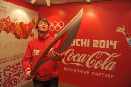 Центр фотографии имени братьев Люмьер. Выставка `Coca-Cola. Пронеси Олимпийский Огонь. Вливайся!`. Открытие. На снимке: факел Олимпийских Игр 2014 в Сочи(Россия).