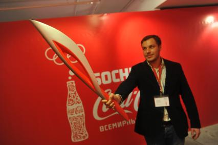 Центр фотографии имени братьев Люмьер. Выставка `Coca-Cola. Пронеси Олимпийский Огонь. Вливайся!`. Открытие. На снимке: факел Олимпийских Игр 2014 в Сочи(Россия).