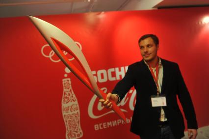 Центр фотографии имени братьев Люмьер. Выставка `Coca-Cola. Пронеси Олимпийский Огонь. Вливайся!`. Открытие. На снимке: факел Олимпийских Игр 2014 в Сочи(Россия).