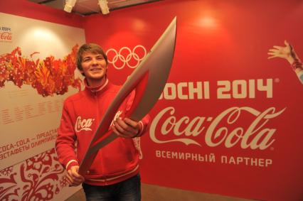 Центр фотографии имени братьев Люмьер. Выставка `Coca-Cola. Пронеси Олимпийский Огонь. Вливайся!`. Открытие. На снимке: факел Олимпийских Игр 2014 в Сочи(Россия).