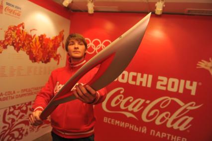 Центр фотографии имени братьев Люмьер. Выставка `Coca-Cola. Пронеси Олимпийский Огонь. Вливайся!`. Открытие. На снимке: факел Олимпийских Игр 2014 в Сочи(Россия).