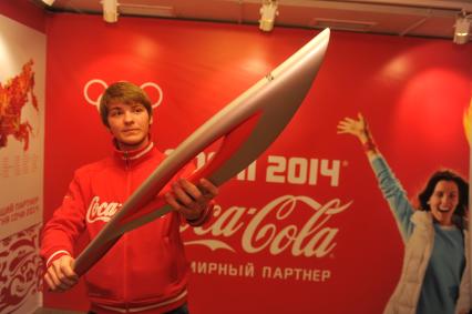 Центр фотографии имени братьев Люмьер. Выставка `Coca-Cola. Пронеси Олимпийский Огонь. Вливайся!`. Открытие. На снимке: факел Олимпийских Игр 2014 в Сочи(Россия).