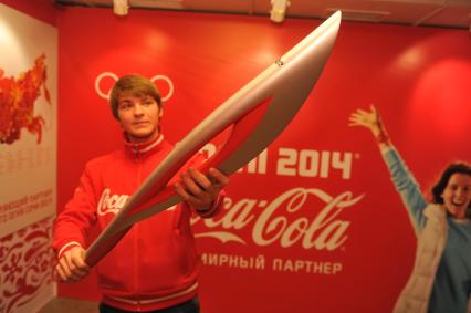 Центр фотографии имени братьев Люмьер. Выставка `Coca-Cola. Пронеси Олимпийский Огонь. Вливайся!`. Открытие. На снимке: факел Олимпийских Игр 2014 в Сочи(Россия).