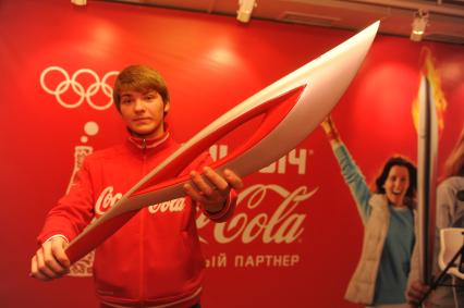 Центр фотографии имени братьев Люмьер. Выставка `Coca-Cola. Пронеси Олимпийский Огонь. Вливайся!`. Открытие. На снимке: факел Олимпийских Игр 2014 в Сочи(Россия).