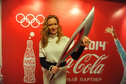 Центр фотографии имени братьев Люмьер. Выставка `Coca-Cola. Пронеси Олимпийский Огонь. Вливайся!`. Открытие. На снимке: 3-х кратная олимпийская чемпионка по синхронному плаванию Мария Киселева с факелом Олимпийских Игр 2014 в Сочи.