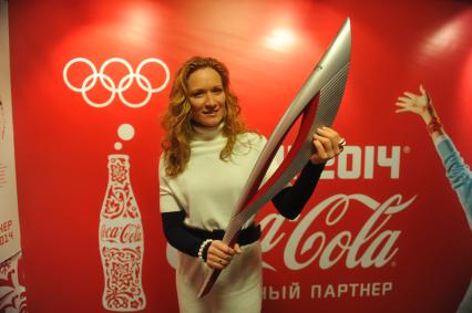 Центр фотографии имени братьев Люмьер. Выставка `Coca-Cola. Пронеси Олимпийский Огонь. Вливайся!`. Открытие. На снимке: 3-х кратная олимпийская чемпионка по синхронному плаванию Мария Киселева с факелом Олимпийских Игр 2014 в Сочи.