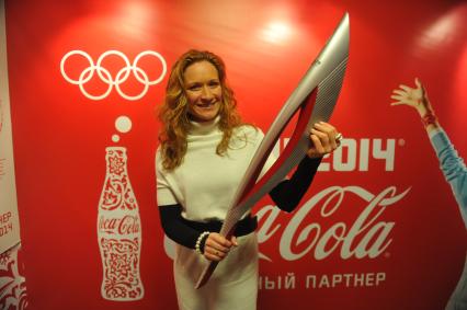 Центр фотографии имени братьев Люмьер. Выставка `Coca-Cola. Пронеси Олимпийский Огонь. Вливайся!`. Открытие. На снимке: 3-х кратная олимпийская чемпионка по синхронному плаванию Мария Киселева с факелом Олимпийских Игр 2014 в Сочи.