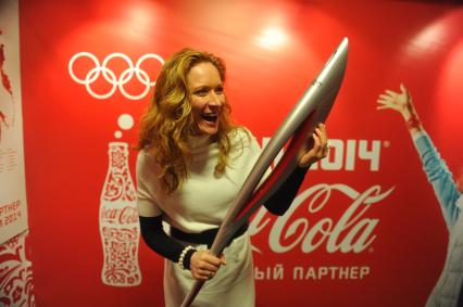 Центр фотографии имени братьев Люмьер. Выставка `Coca-Cola. Пронеси Олимпийский Огонь. Вливайся!`. Открытие. На снимке: 3-х кратная олимпийская чемпионка по синхронному плаванию Мария Киселева с факелом Олимпийских Игр 2014 в Сочи.