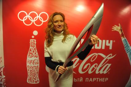 Центр фотографии имени братьев Люмьер. Выставка `Coca-Cola. Пронеси Олимпийский Огонь. Вливайся!`. Открытие. На снимке: 3-х кратная олимпийская чемпионка по синхронному плаванию Мария Киселева с факелом Олимпийских Игр 2014 в Сочи.