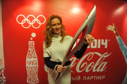 Центр фотографии имени братьев Люмьер. Выставка `Coca-Cola. Пронеси Олимпийский Огонь. Вливайся!`. Открытие. На снимке: 3-х кратная олимпийская чемпионка по синхронному плаванию Мария Киселева с факелом Олимпийских Игр 2014 в Сочи.